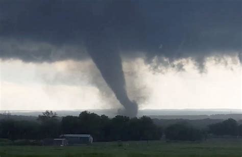 2 dead as severe storms, tornadoes move through central U.S.